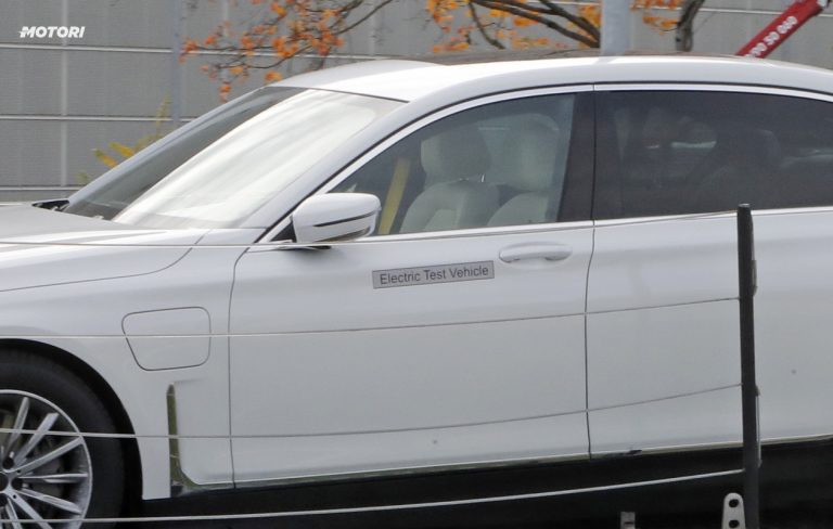 BMW i7: le foto spia