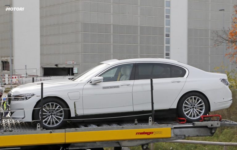 BMW i7: le foto spia