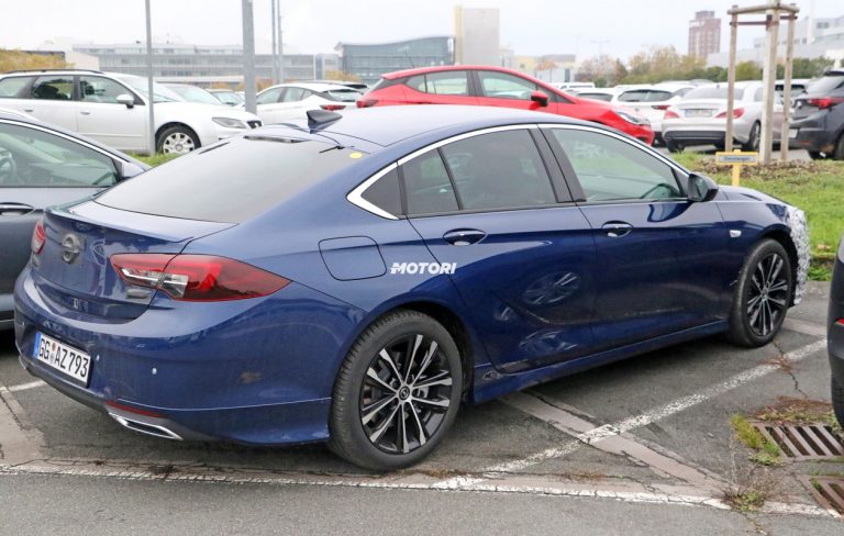 Opel Insignia e Insignia GSi restyling: le foto spia