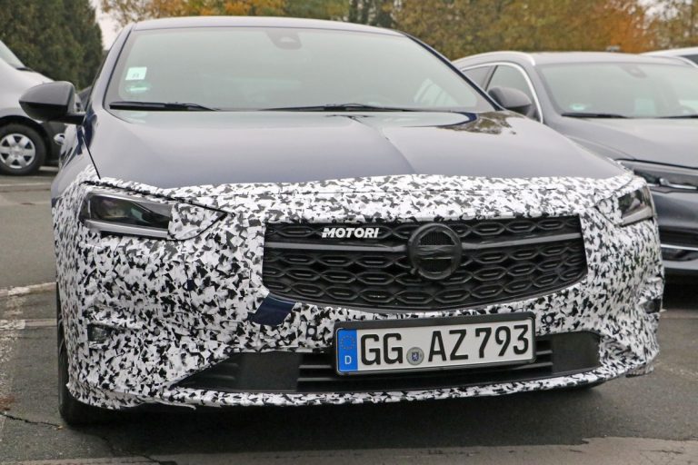 Opel Insignia e Insignia GSi restyling: le foto spia