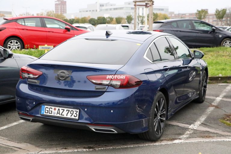 Opel Insignia e Insignia GSi restyling: le foto spia