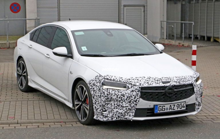 Opel Insignia e Insignia GSi restyling: le foto spia