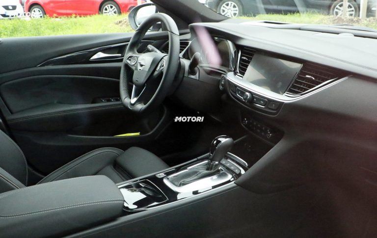 Opel Insignia e Insignia GSi restyling: le foto spia