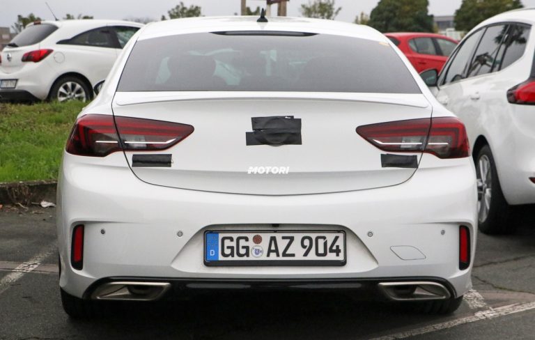 Opel Insignia e Insignia GSi restyling: le foto spia