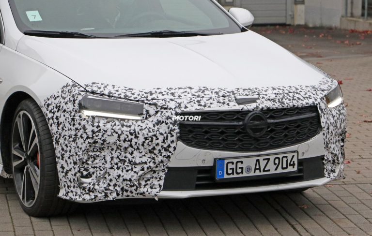 Opel Insignia e Insignia GSi restyling: le foto spia