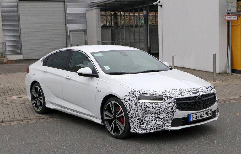 Opel Insignia e Insignia GSi restyling: le foto spia