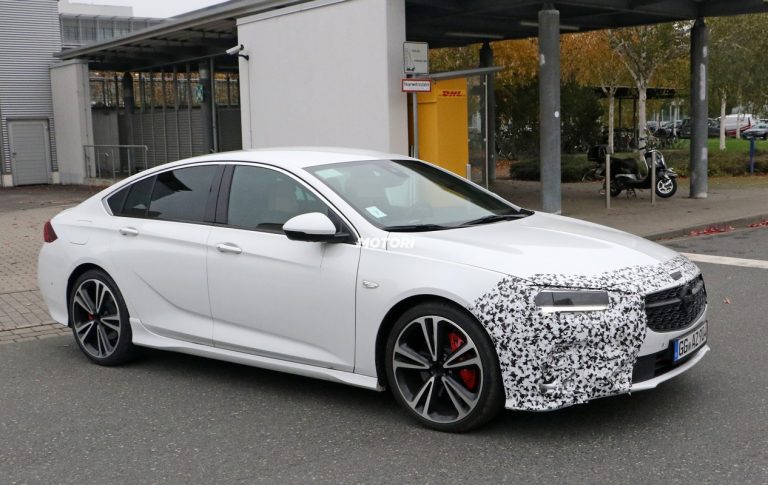 Opel Insignia e Insignia GSi restyling: le foto spia