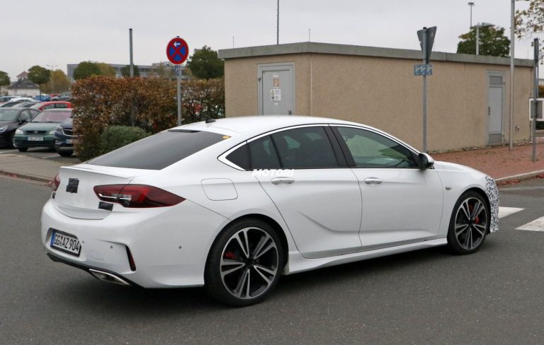 Opel Insignia e Insignia GSi restyling: le foto spia