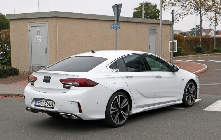 Opel Insignia e Insignia GSi restyling: le foto spia