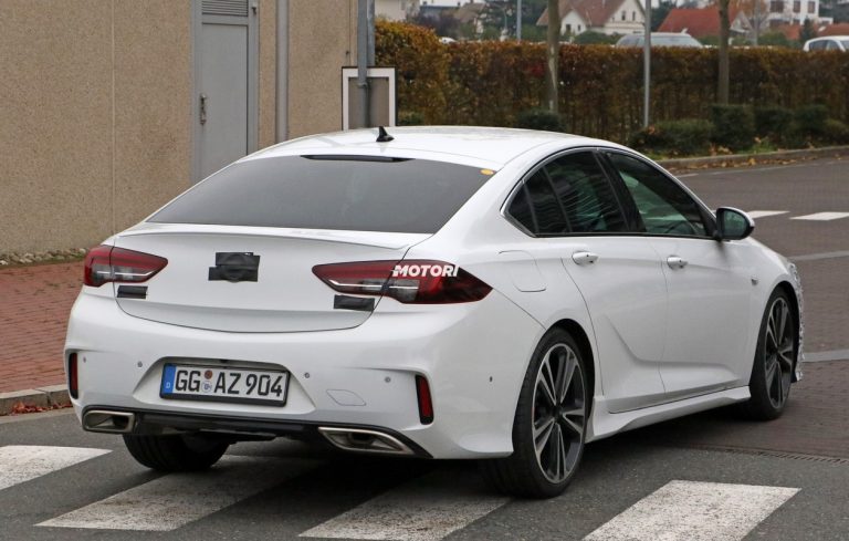 Opel Insignia e Insignia GSi restyling: le foto spia