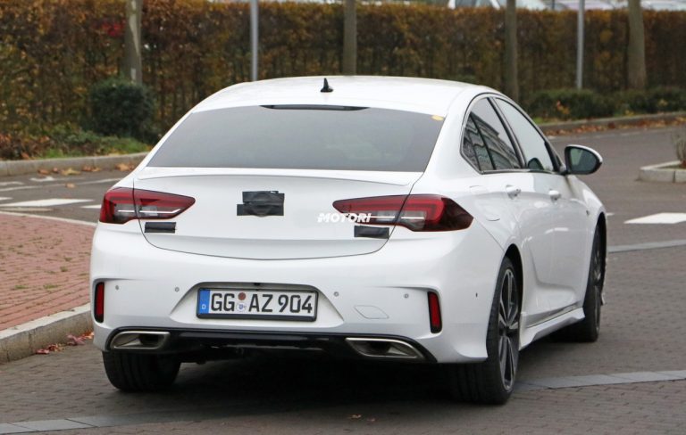 Opel Insignia e Insignia GSi restyling: le foto spia