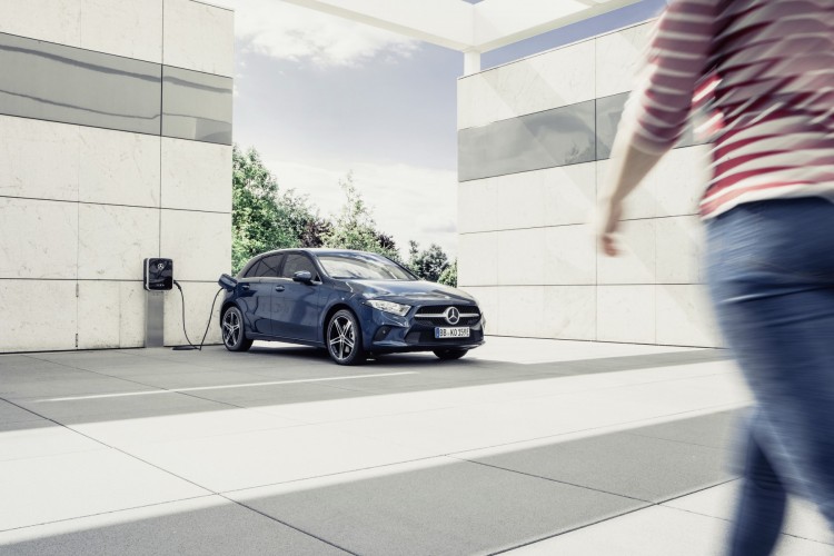 Mercedes A 250 e: le immagini ufficiali