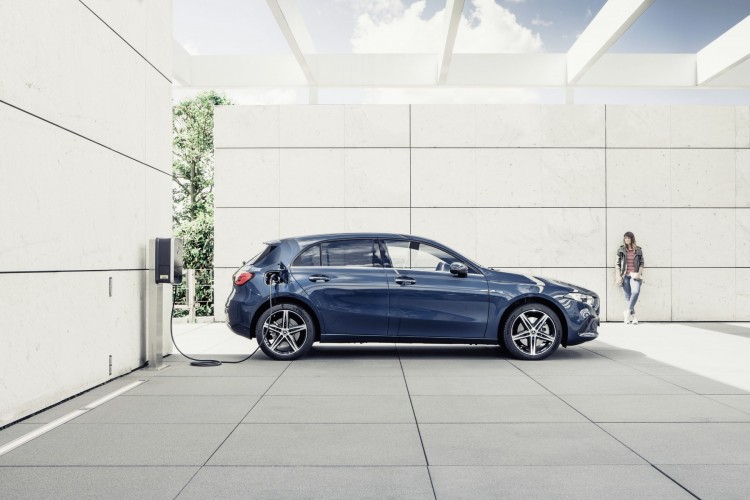 Mercedes A 250 e: le immagini ufficiali