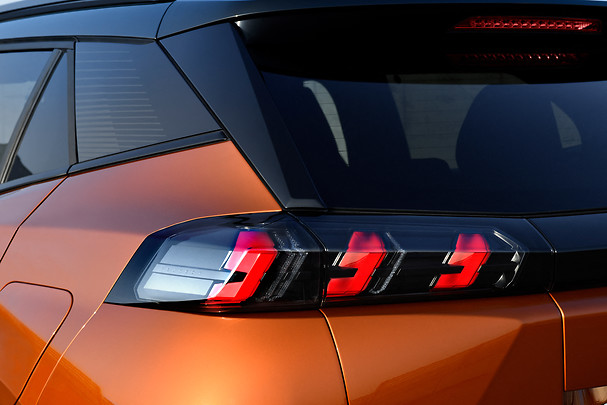 Nuova Peugeot 2008: nuove foto ufficiali