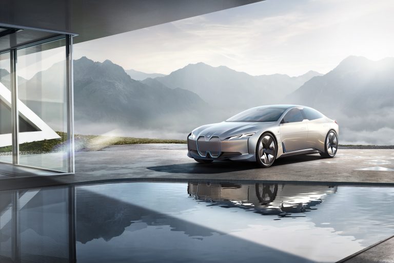 Nuova Bmw i4, le immagini