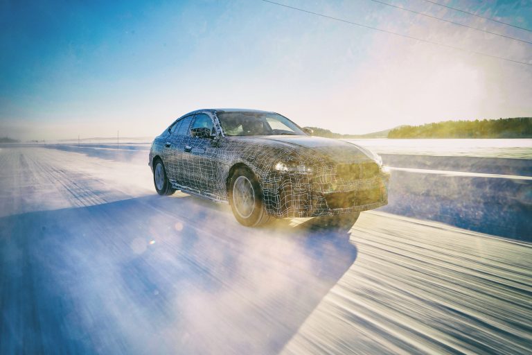Nuova Bmw i4, le immagini