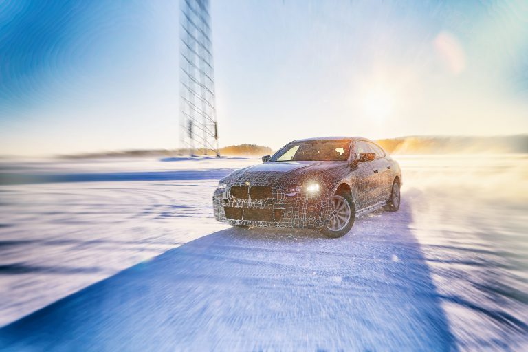 Nuova Bmw i4, le immagini