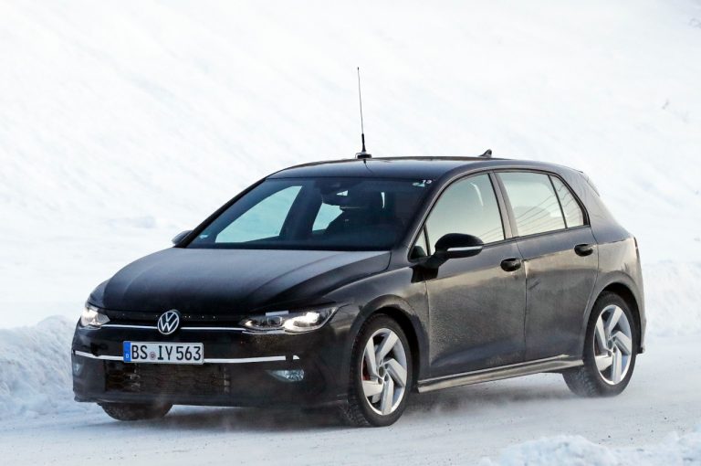 Volkswagen Golf 8 GTI: foto spia