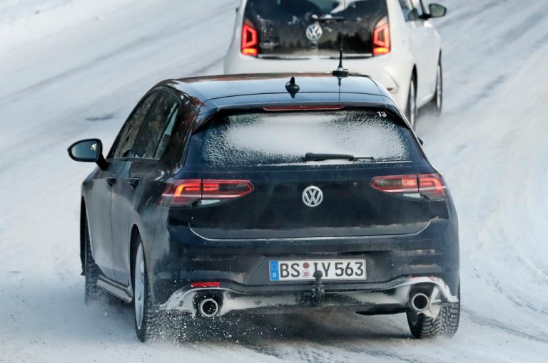 Volkswagen Golf 8 GTI: foto spia