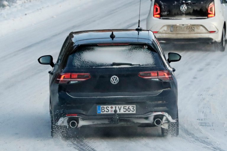 Volkswagen Golf 8 GTI: foto spia