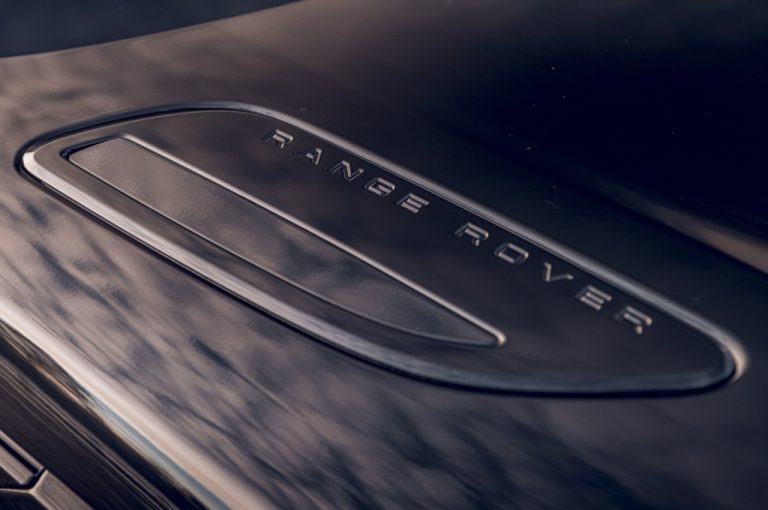 Range Rover Velar R-Dynamic Black 2020: immagini ufficiali
