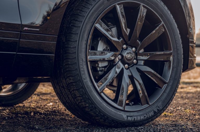Range Rover Velar R-Dynamic Black 2020: immagini ufficiali
