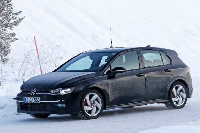 Volkswagen Golf 8 GTI: foto spia