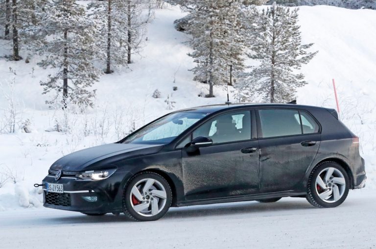 Volkswagen Golf 8 GTI: foto spia