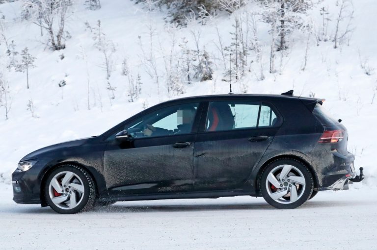 Volkswagen Golf 8 GTI: foto spia