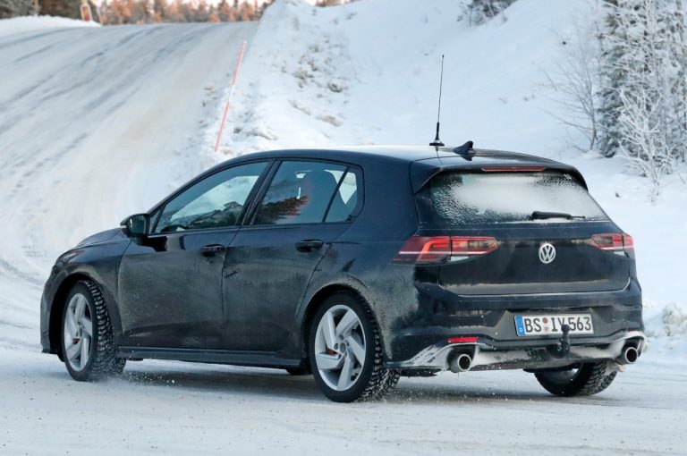 Volkswagen Golf 8 GTI: foto spia