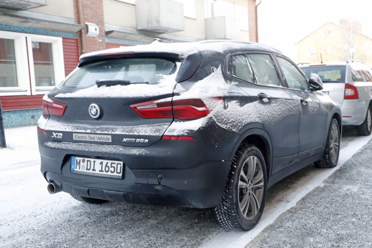 Bmw X2 elettrica, spiata durante i test