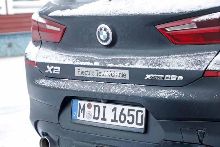 Bmw X2 elettrica, spiata durante i test