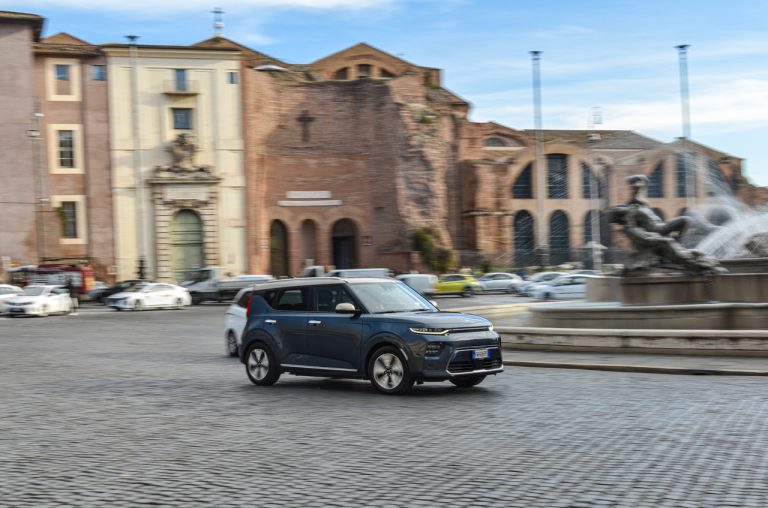 Kia e-Soul tra le bellezze di Roma
