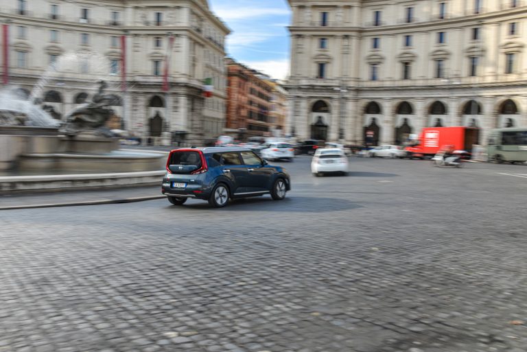 Kia e-Soul tra le bellezze di Roma
