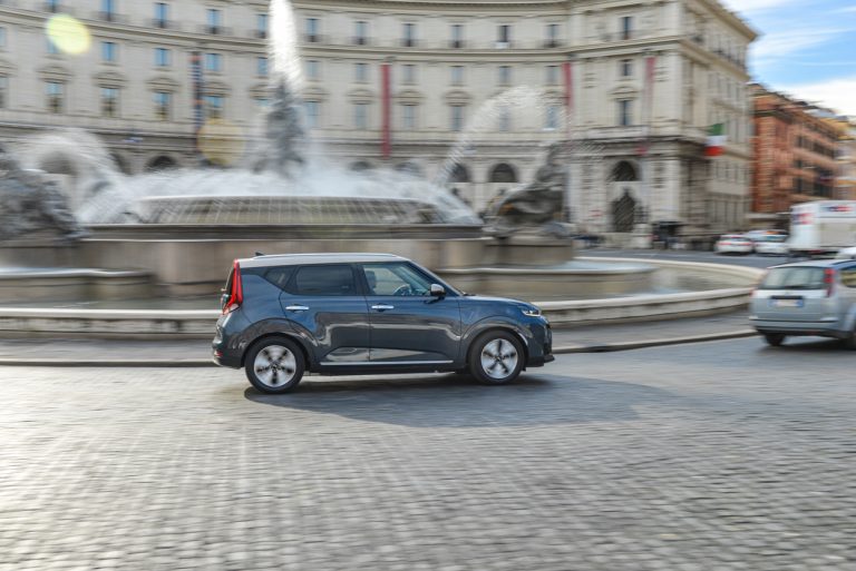 Kia e-Soul tra le bellezze di Roma