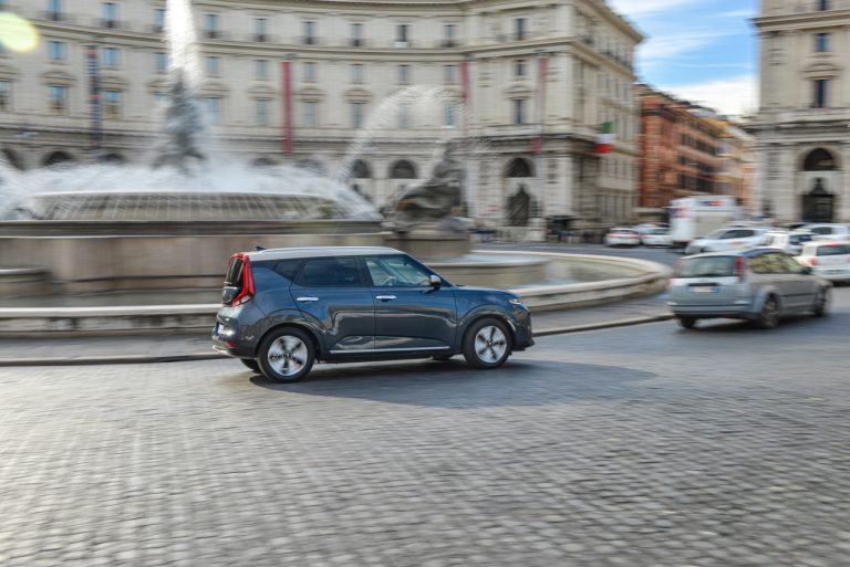 Kia e-Soul tra le bellezze di Roma
