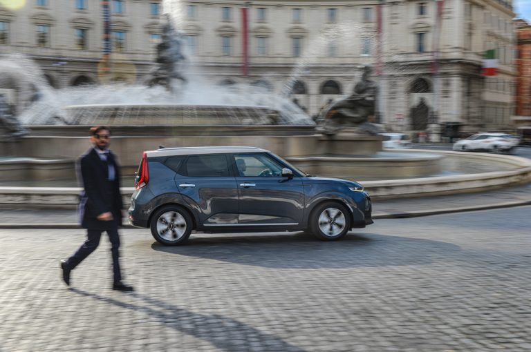Kia e-Soul tra le bellezze di Roma