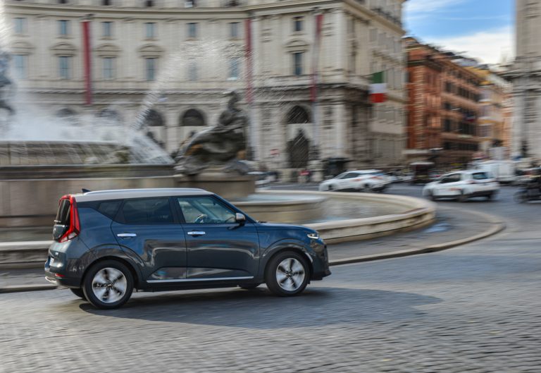 Kia e-Soul tra le bellezze di Roma