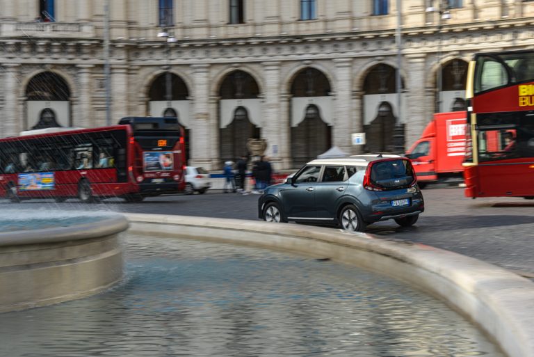 Kia e-Soul tra le bellezze di Roma