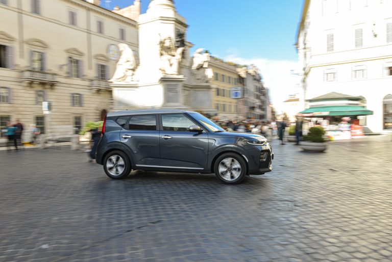 Kia e-Soul tra le bellezze di Roma