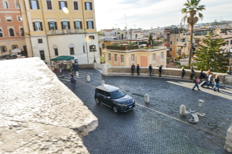Kia e-Soul tra le bellezze di Roma