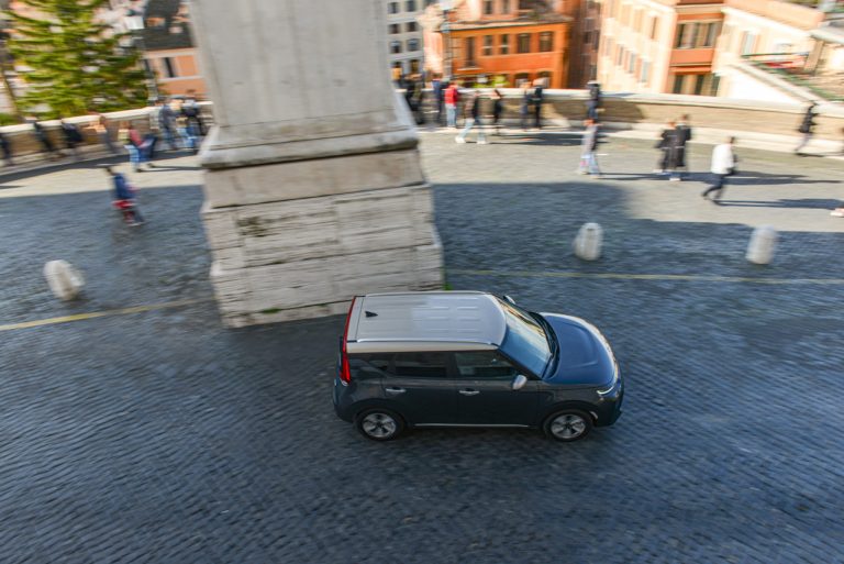 Kia e-Soul tra le bellezze di Roma