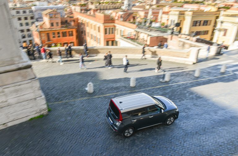 Kia e-Soul tra le bellezze di Roma