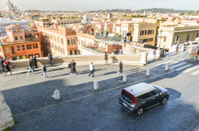 Kia e-Soul tra le bellezze di Roma