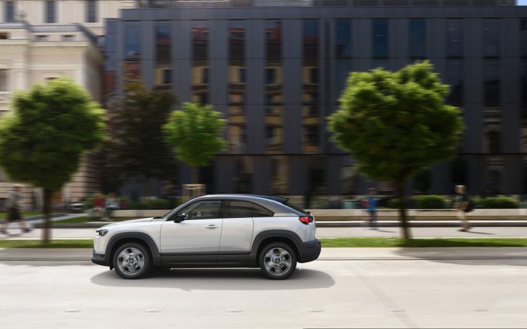Mazda MX-30: immagini ufficiali
