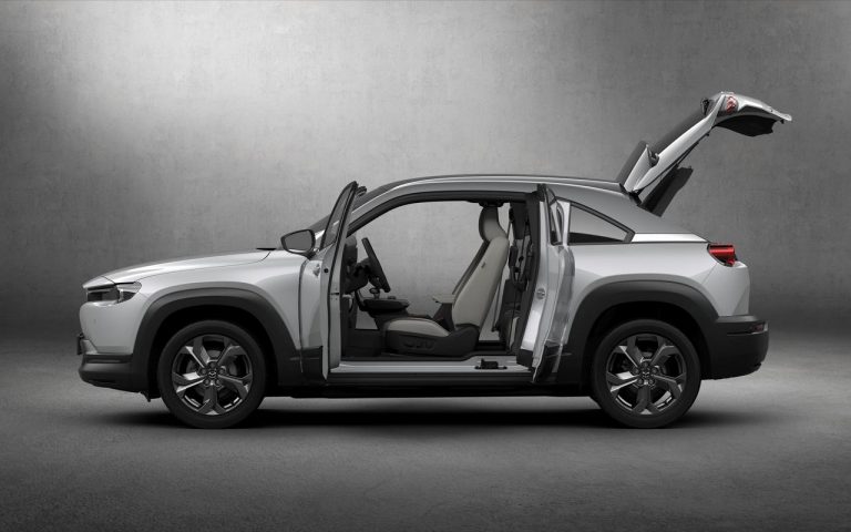Mazda MX-30: immagini ufficiali