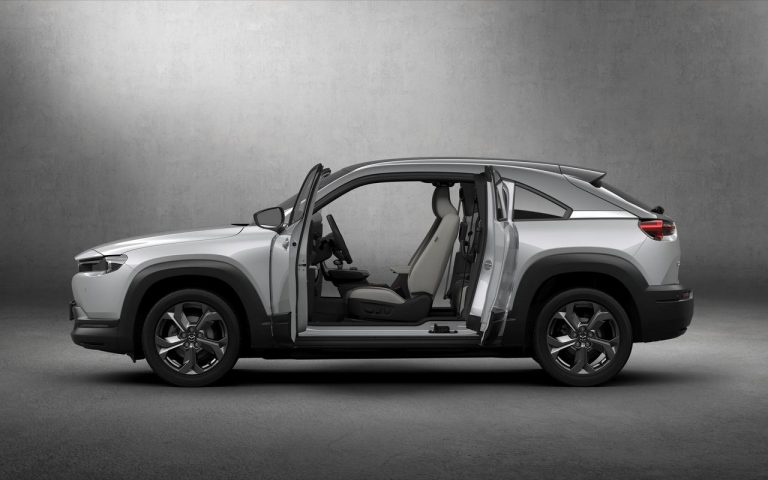 Mazda MX-30: immagini ufficiali