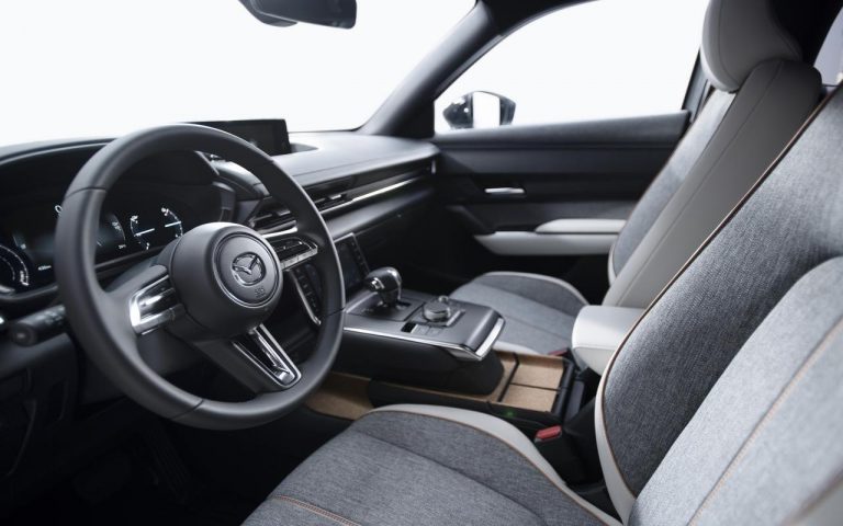 Mazda MX-30: immagini ufficiali