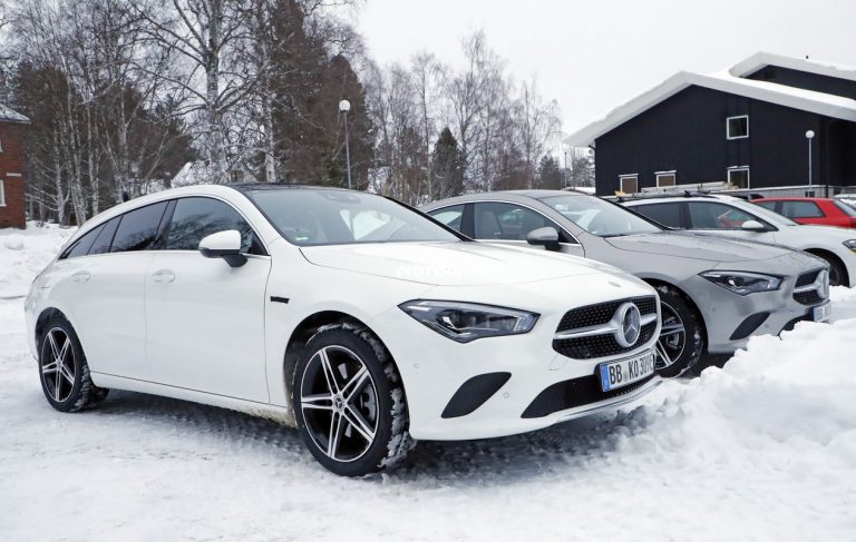 Mercedes CLA ibrida plug-in: le foto spia