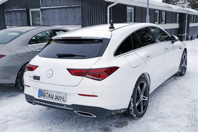 Mercedes CLA ibrida plug-in: le foto spia